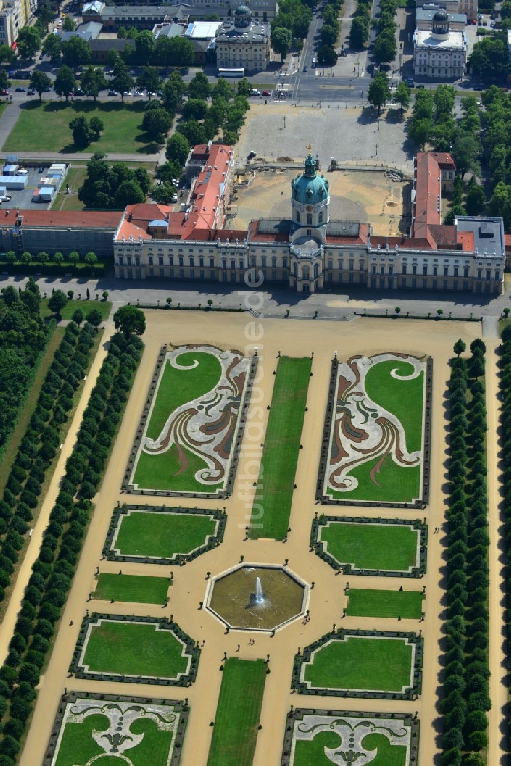 Luftbild Berlin - Schloß Charlottenburg in Berlin