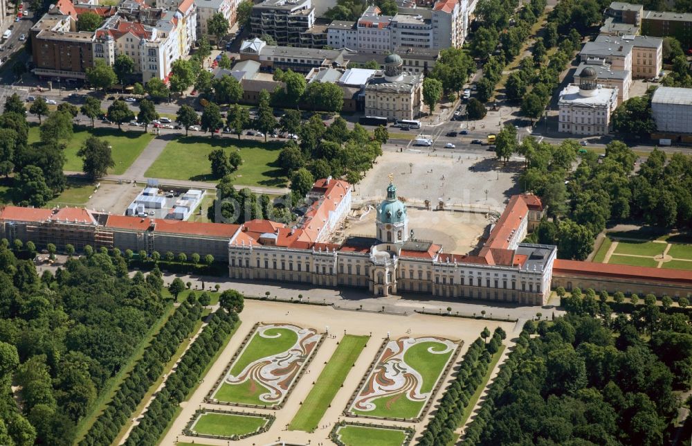 Berlin aus der Vogelperspektive: Schloss Charlottenburg in Berlin