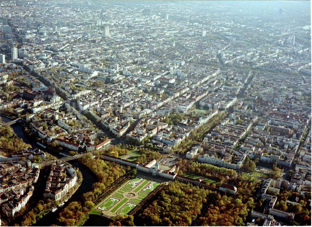 Berlin - Charlottenburg von oben - Schloß Charlottenburg in Berlin.