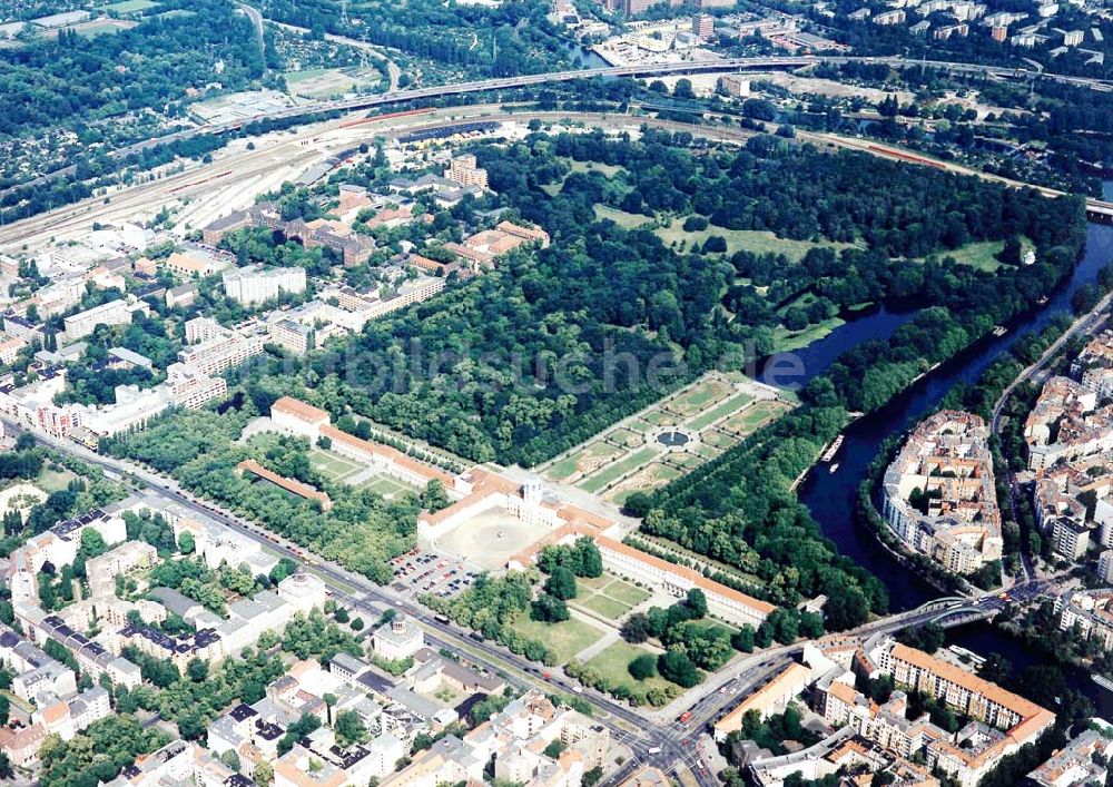 Berlin aus der Vogelperspektive: Schloß Charlottenburg an der Schloßstraße.