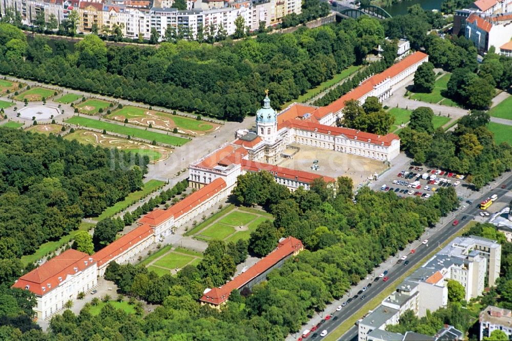 Berlin aus der Vogelperspektive: Schloß Charlottenburg am Spandauer Damm in Berlin