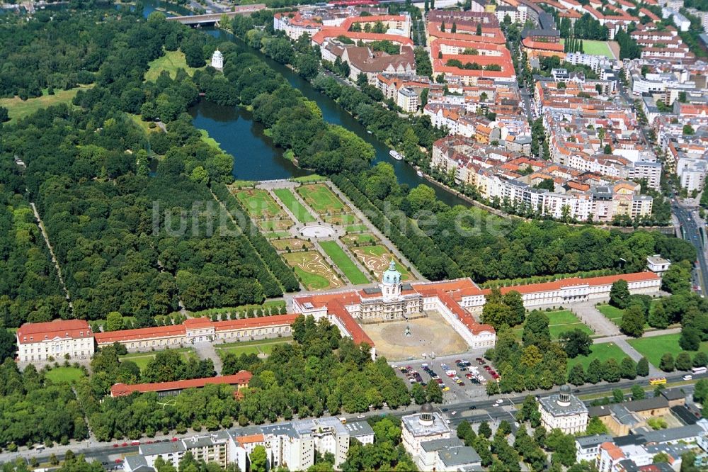 Luftaufnahme Berlin - Schloß Charlottenburg am Spandauer Damm in Berlin