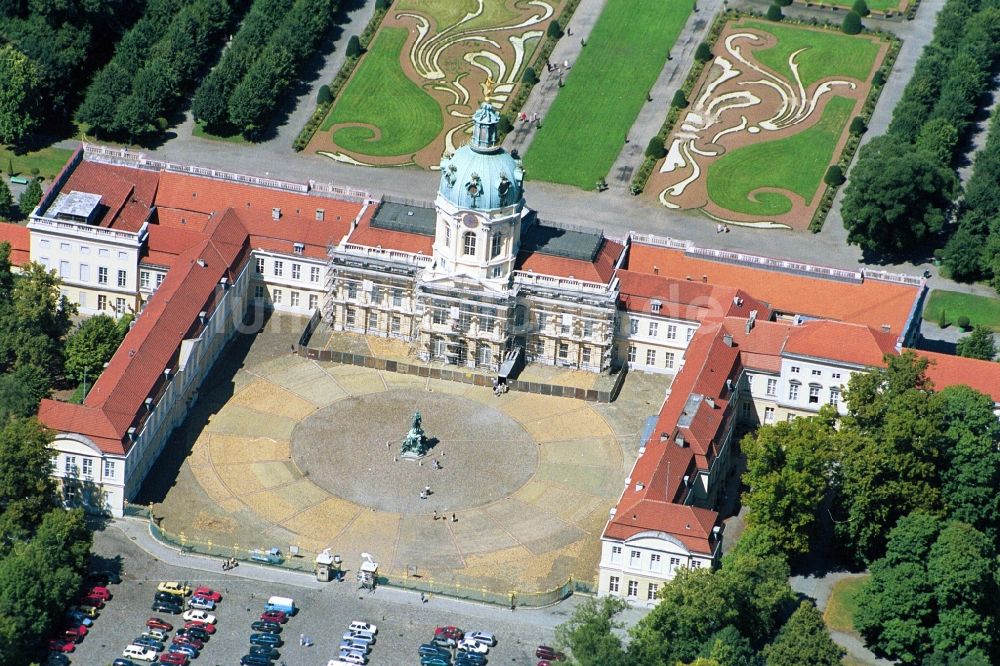 Berlin von oben - Schloß Charlottenburg am Spandauer Damm in Berlin