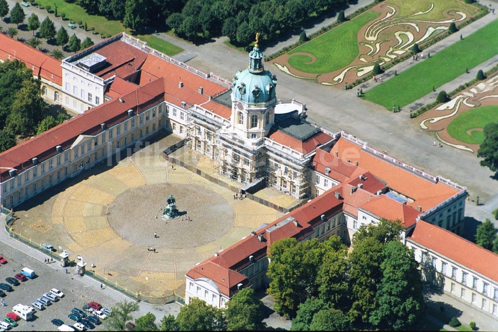 Berlin aus der Vogelperspektive: Schloß Charlottenburg am Spandauer Damm in Berlin