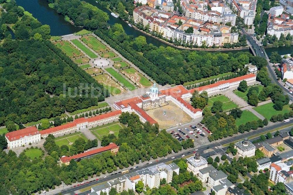 Luftbild Berlin - Schloß Charlottenburg am Spandauer Damm in Berlin