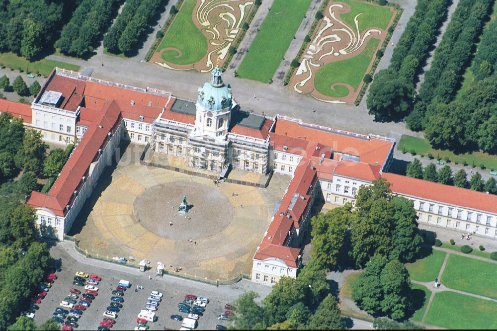 Luftaufnahme Berlin - Schloß Charlottenburg am Spandauer Damm in Berlin