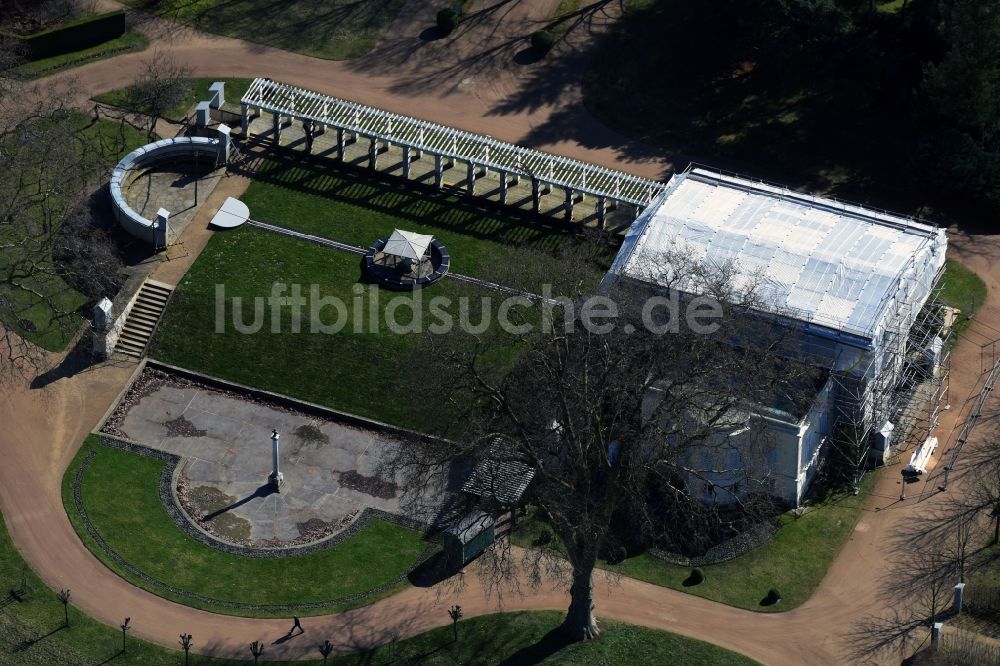 Potsdam aus der Vogelperspektive: Schloss Charlottenhof an der Geschwister-Scholl-Straße im Park Sanssouci in Potsdam im Bundesland Brandenburg