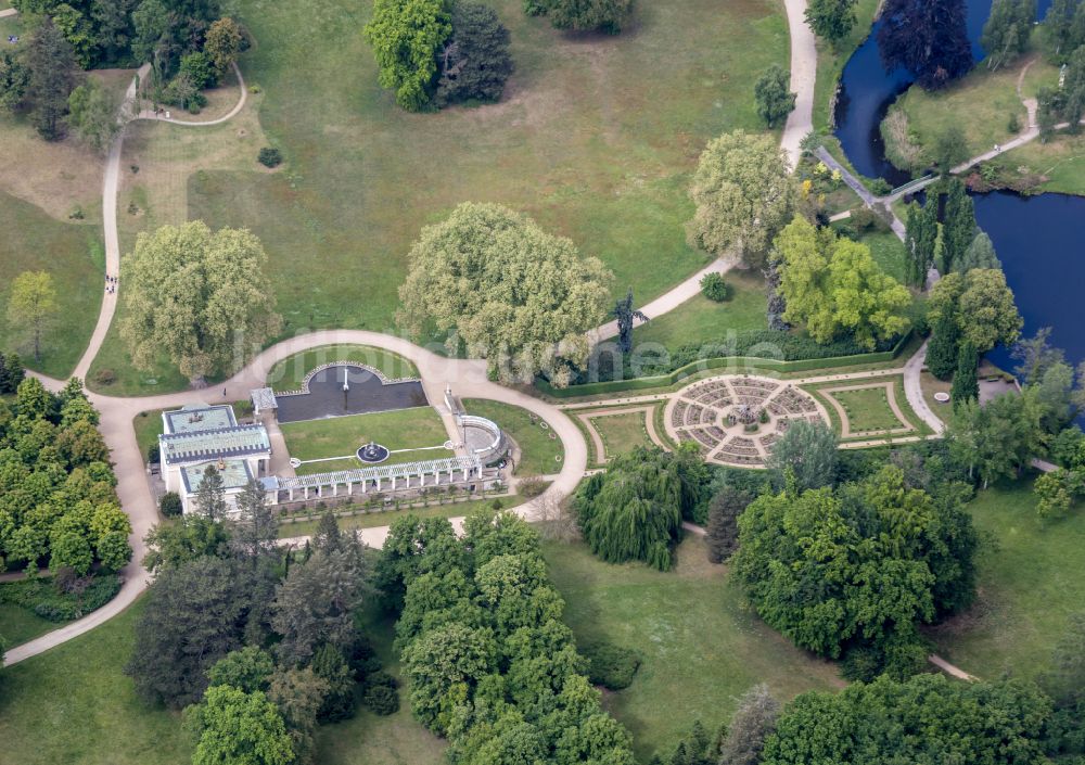 Luftaufnahme Potsdam - Schloss Charlottenhof an der Geschwister-Scholl-Straße im Park Sanssouci in Potsdam im Bundesland Brandenburg