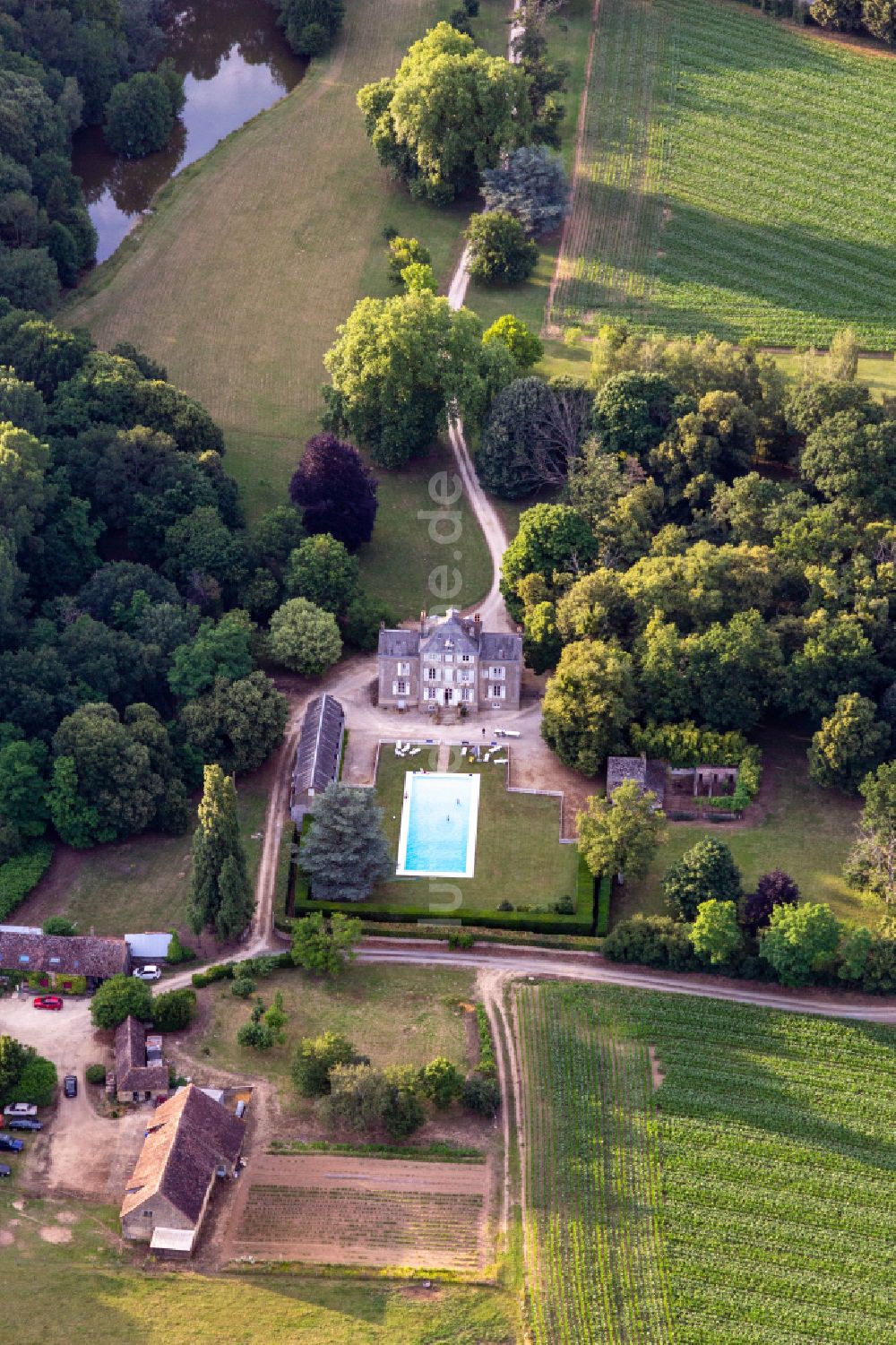 Saint-Michel-de-Chavaignes aus der Vogelperspektive: Schloß Chateau de Saint-Paul in Saint-Michel-de-Chavaignes in Pays de la Loire, Frankreich