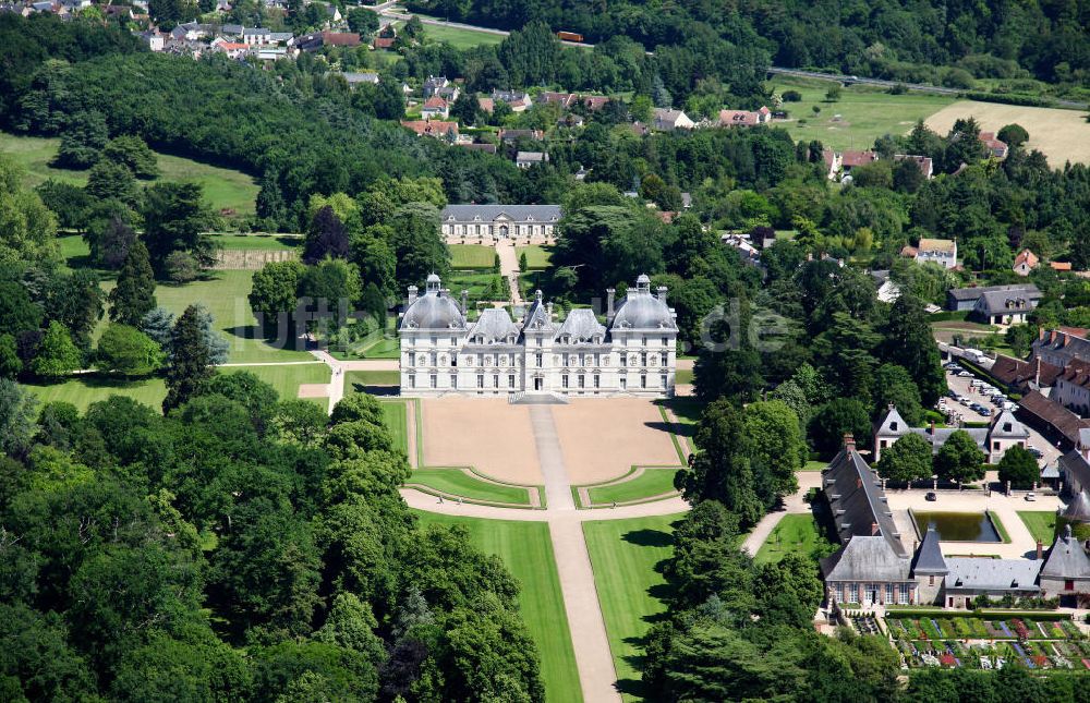 Cheverny von oben - Schloss Cheverny in der Gemeinde Cheverny im Loiretal