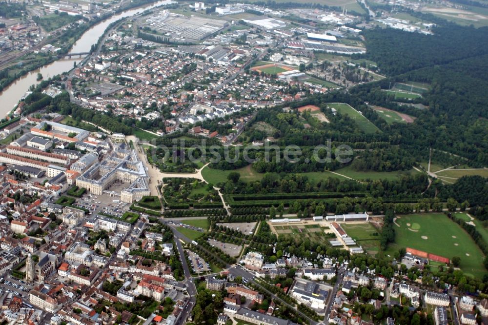 Compiègne aus der Vogelperspektive: Schloss in Compiègne im Departement Oise in Frankreich