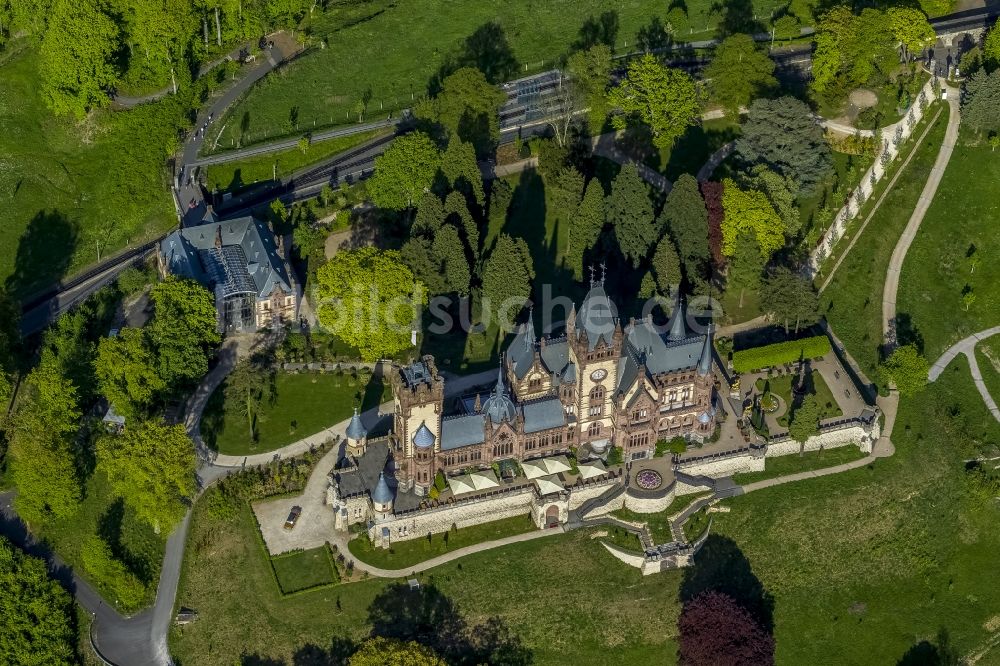 Königswinter aus der Vogelperspektive: Schloss Drachenburg am Rhein in Königswinter im Bundesland Nordrhein-Westfalen NRW