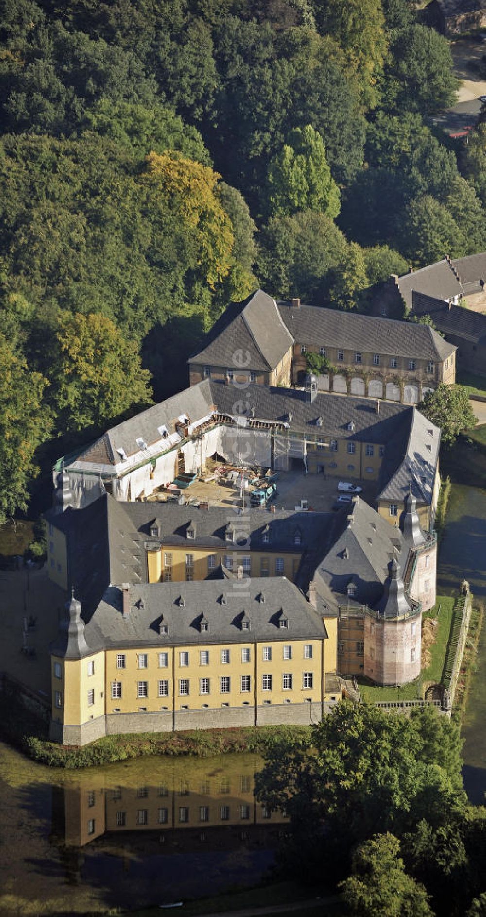 Jüchen von oben - Schloss Dyck in Jüchen