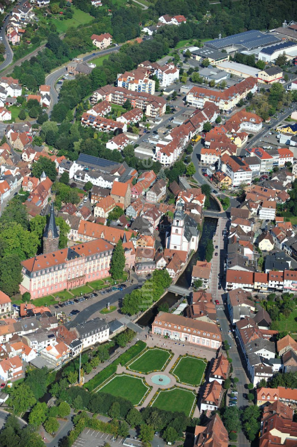 Luftbild Erbach - Schloss Erbach mit Bergfried im Zentrum der Stadt Erbach (Odenwald) in Baden-Württemberg