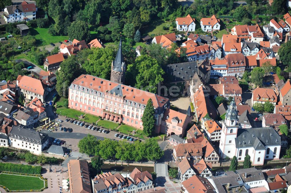 Luftaufnahme Erbach - Schloss Erbach mit Bergfried im Zentrum der Stadt Erbach (Odenwald) in Baden-Württemberg