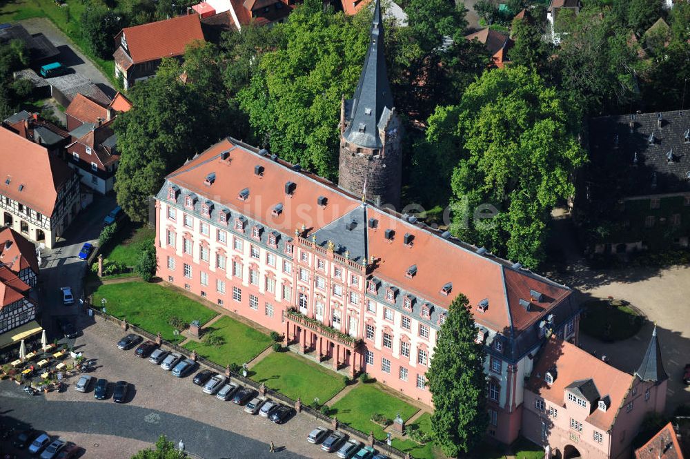 Erbach von oben - Schloss Erbach mit Bergfried im Zentrum der Stadt Erbach (Odenwald) in Baden-Württemberg