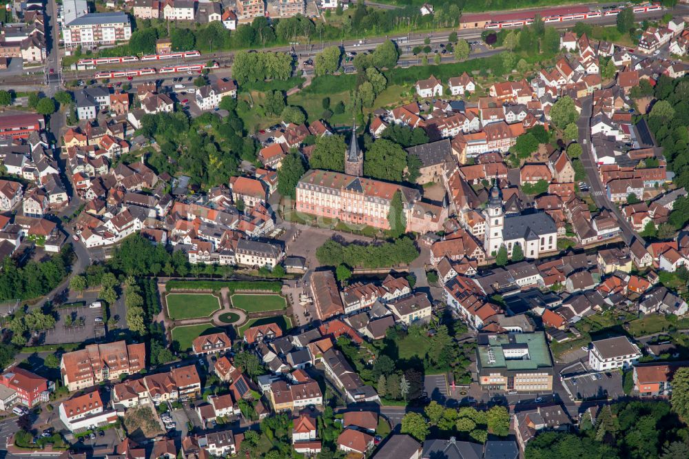 Luftaufnahme Erbach - Schloß Erbach, Lustgarten Erbach und Stadtkirche Erbach in Erbach im Bundesland Hessen, Deutschland