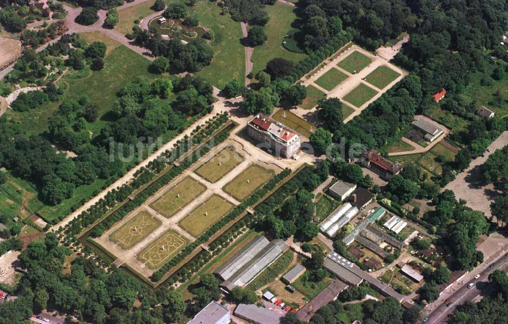 Luftbild Berlin-Lichtenberg - Schloß Friedrichsfelde im Berliner Tierpark.