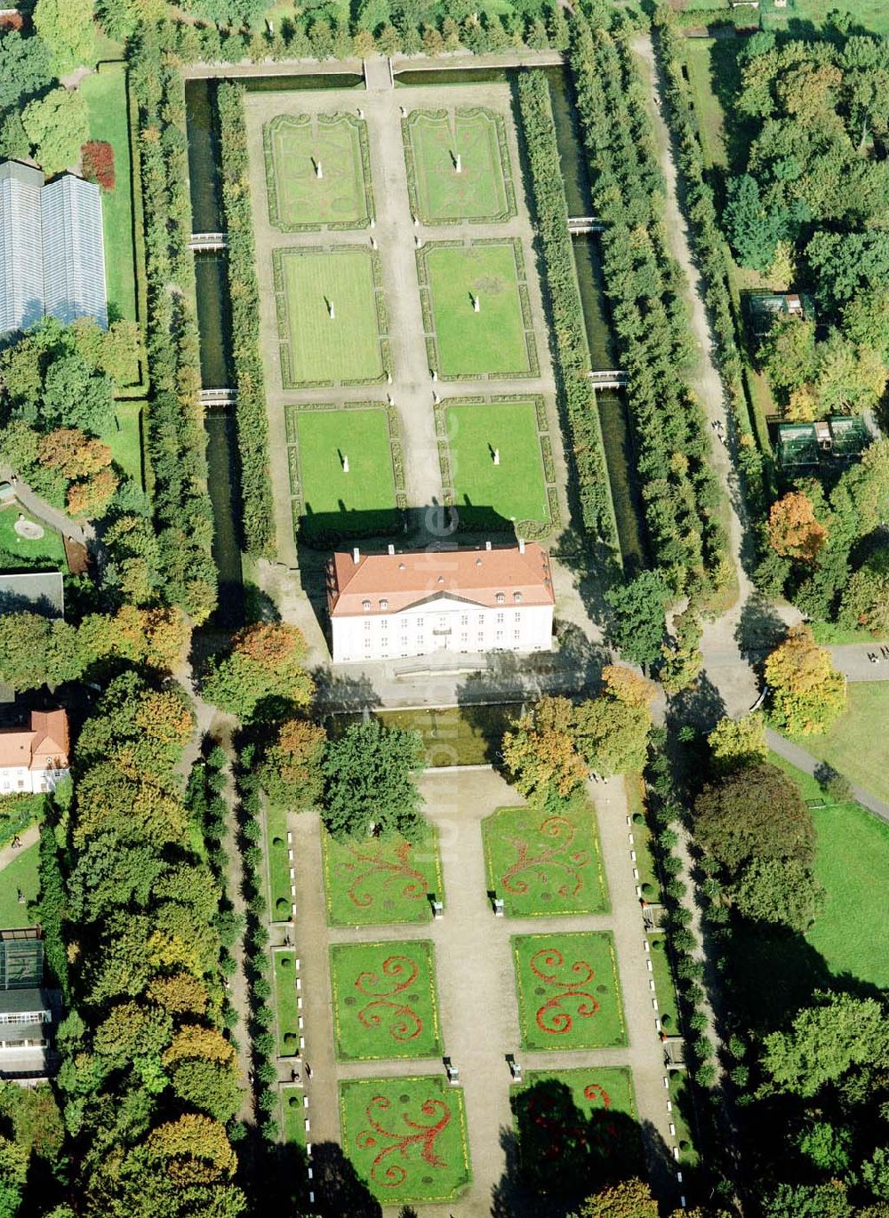 Berlin - Lichtenberg aus der Vogelperspektive: Schloß Friedrichsfelde im Berliner Tierpark in Berlin - Lichtenberg.