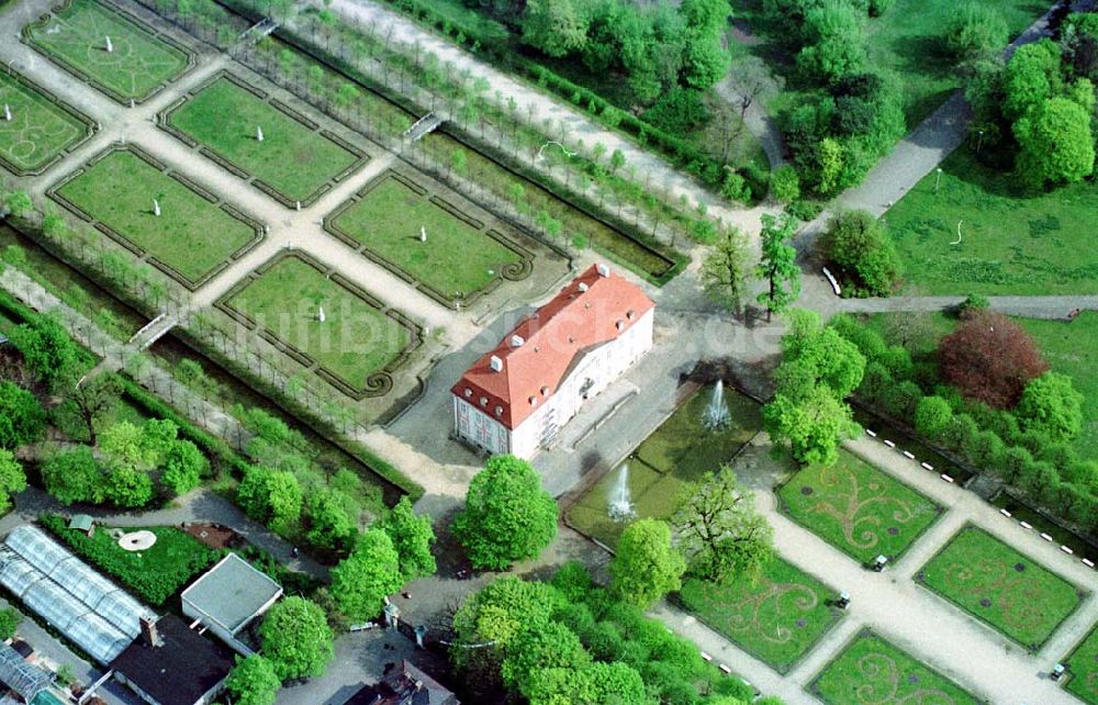 Luftbild Berlin-Lichtenberg - Schloß Friedrichsfelde im Tierpark in Berlin-Lichtenberg.