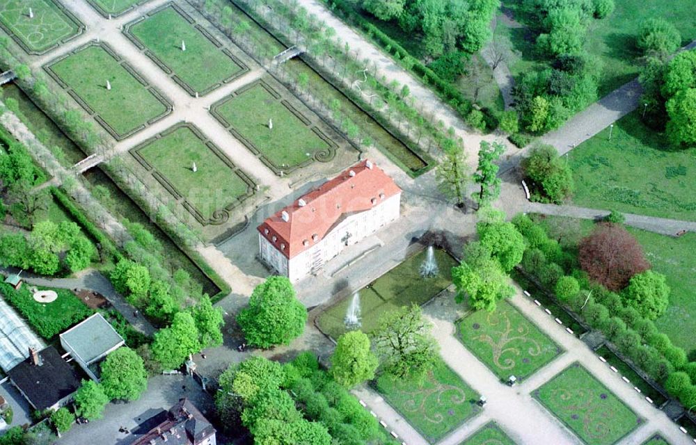 Luftaufnahme Berlin-Lichtenberg - Schloß Friedrichsfelde im Tierpark in Berlin-Lichtenberg.