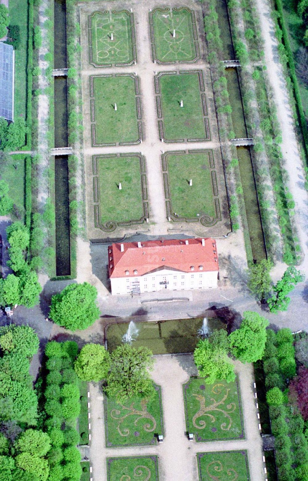 Berlin-Lichtenberg von oben - Schloß Friedrichsfelde im Tierpark in Berlin-Lichtenberg.