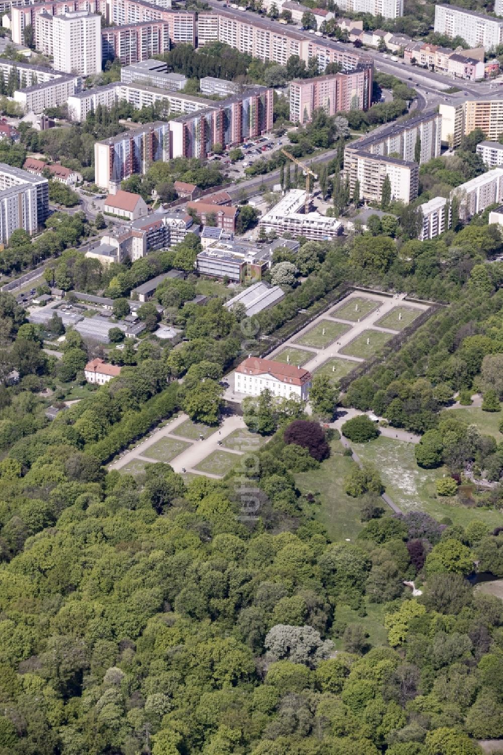 Luftaufnahme Berlin - Schloss Friedrichsfelde im Tierpark Berlin im Ortsteil Friedrichsfelde im Bezirk Lichtenberg in Berlin