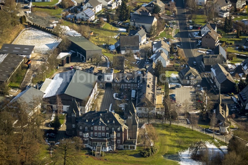 Olsberg von oben - Schloß Gevelinghausen in Olsberg im Bundesland Nordrhein-Westfalen