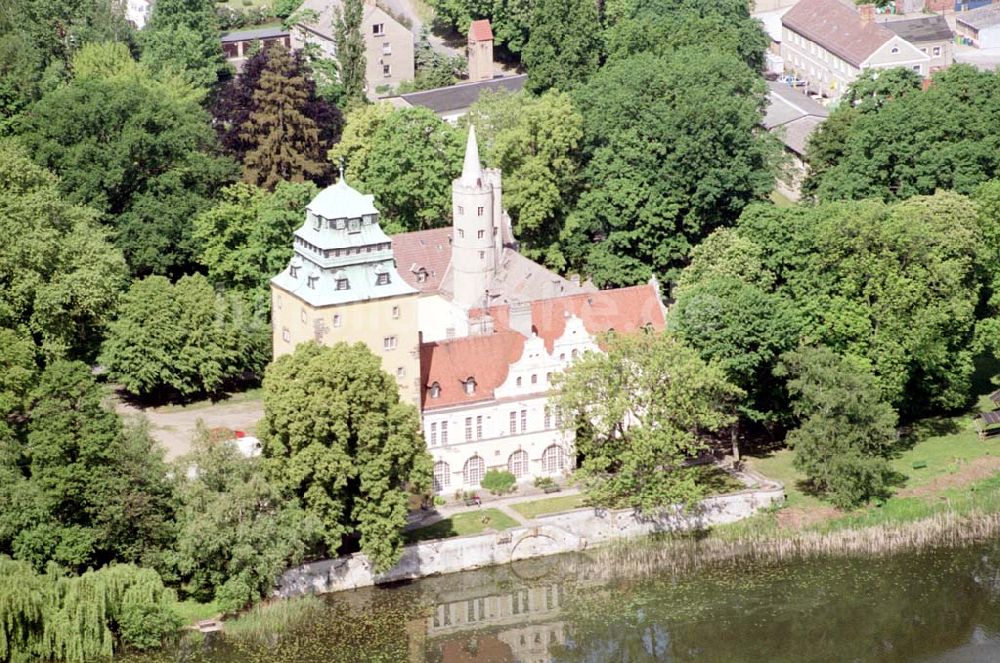 Groß Leuthen / Brandenburg aus der Vogelperspektive: Schloß Groß Leuthen am Groß Leuthener See