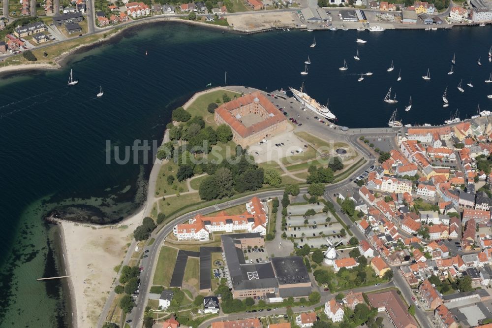 Luftbild Sonderburg - Schloss und Hafen mit der königlicher Yacht in Sonderburg in Dänemark