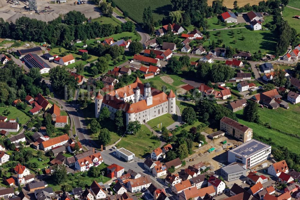 Höchstädt von oben - Schloss Höchstädt an der Donau im Bundesland Bayern