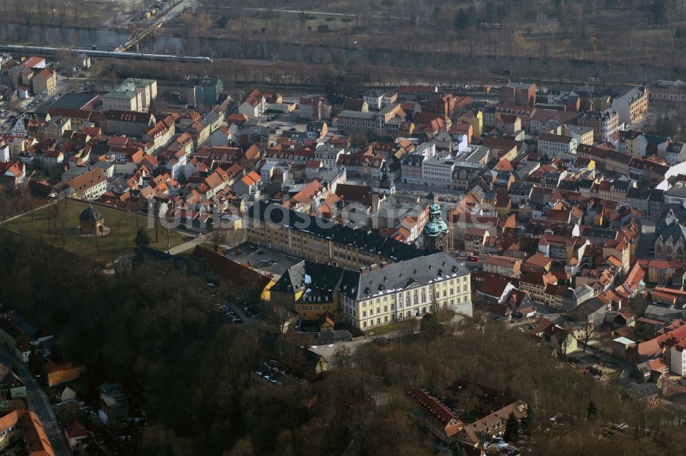 Luftbild Rudolstadt - Schloss Heidecksburg, das ehemalige Residenzschloss der Fürsten von Schwarzburg im Stadtzentrum von Rudolstadt in Thüringen