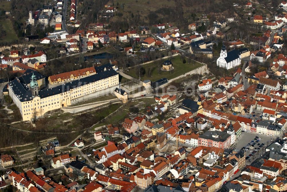 Rudolstadt aus der Vogelperspektive: Schloss Heidecksburg, das ehemalige Residenzschloss der Fürsten von Schwarzburg im Stadtzentrum von Rudolstadt in Thüringen