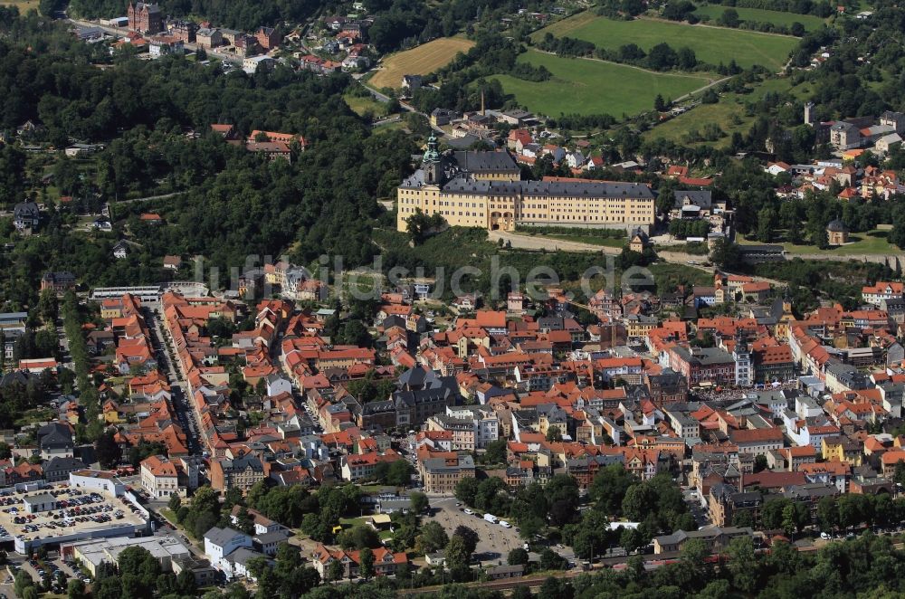 Rudolstadt von oben - Schloss Heidecksburg, das ehemalige Residenzschloss der Fürsten von Schwarzburg im Stadtzentrum von Rudolstadt in Thüringen