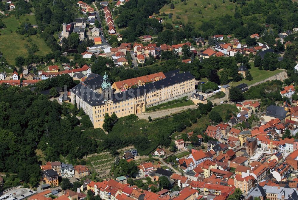 Luftbild Rudolstadt - Schloss Heidecksburg, das ehemalige Residenzschloss der Fürsten von Schwarzburg im Stadtzentrum von Rudolstadt in Thüringen