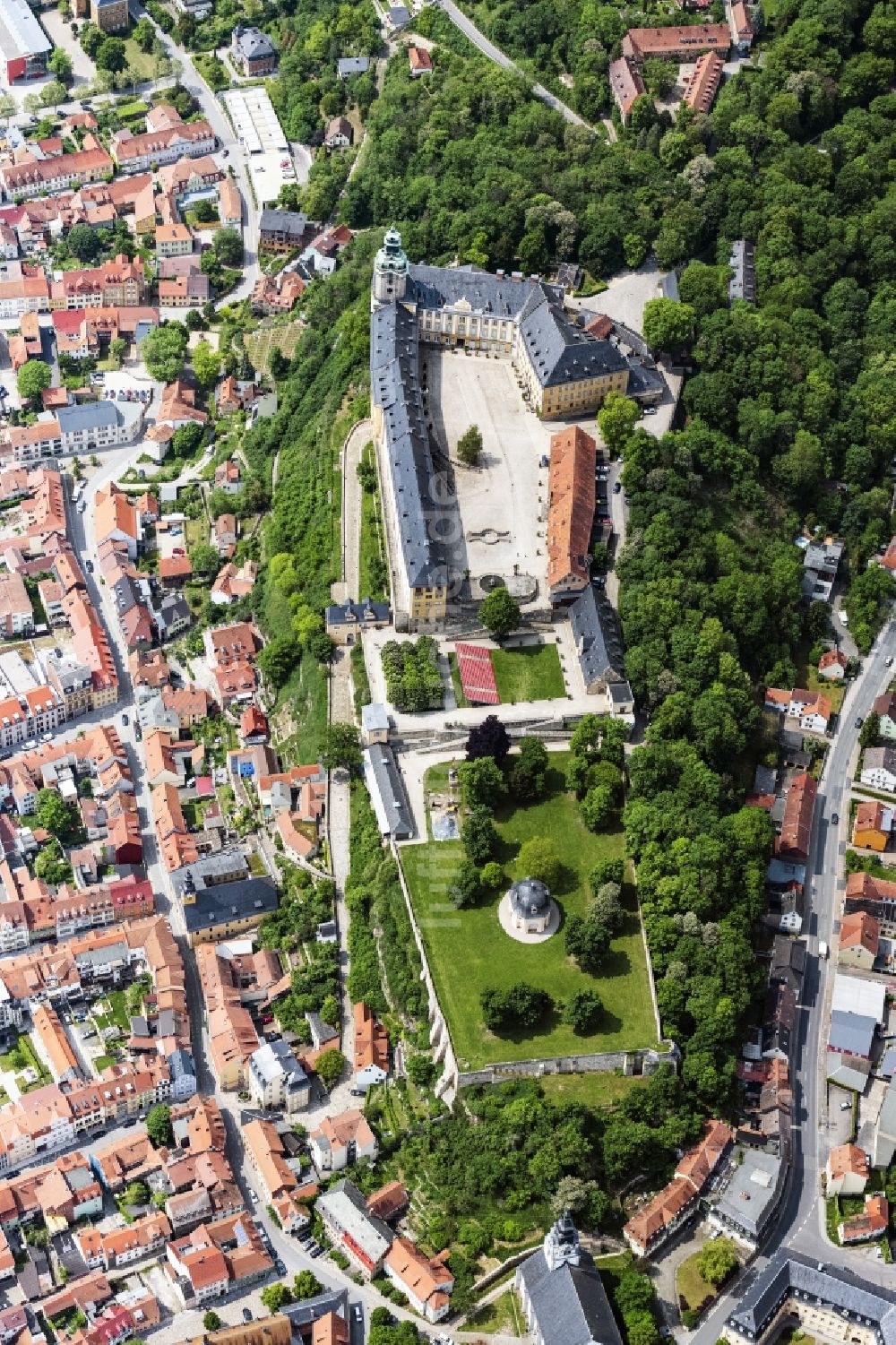 Rudolstadt aus der Vogelperspektive: Schloss Heidecksburg, das ehemalige Residenzschloss der Fürsten von Schwarzburg im Stadtzentrum von Rudolstadt in Thüringen