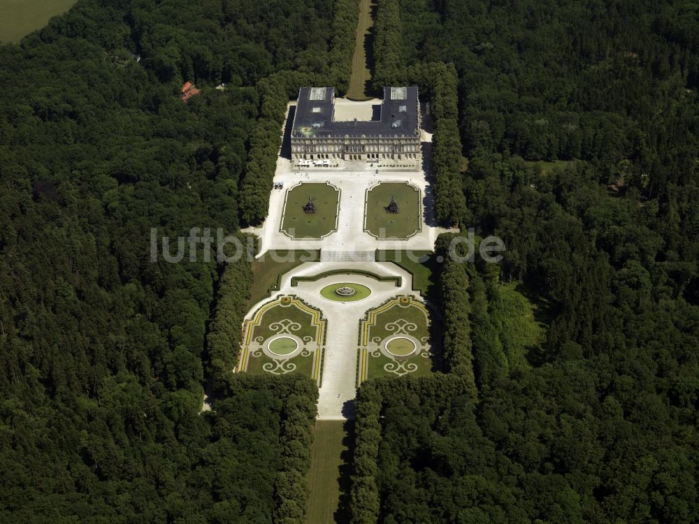 Chiemsee von oben - Schloss Herrenchiemsee auf der Insel Herrenchiemsee im Bundesland Bayern