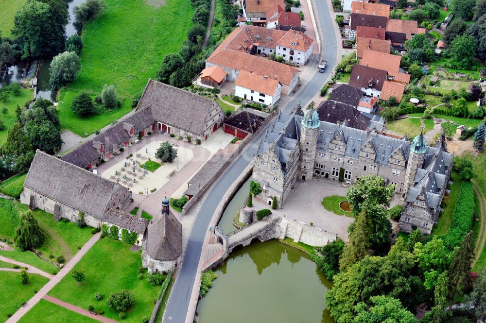 Emmerthal aus der Vogelperspektive: Schloss Hämelschenburg in Emmerthal / Niedersachsen