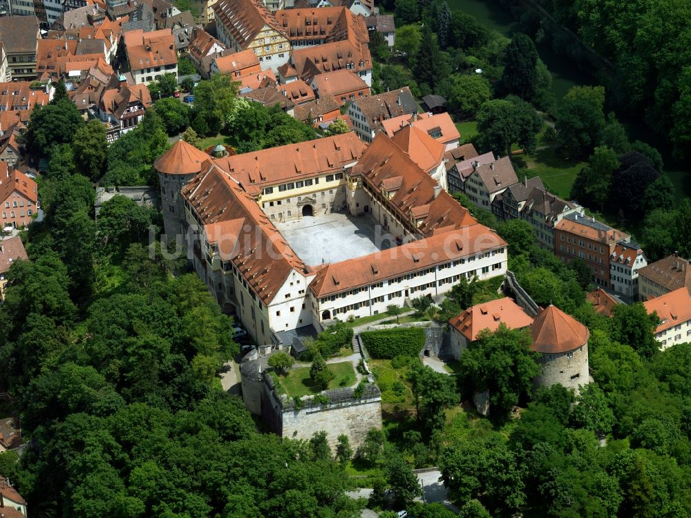 Tübingen aus der Vogelperspektive: Schloss Hohentübingen im Zentrum von Tübingen im Bundesland Baden-Württemberg