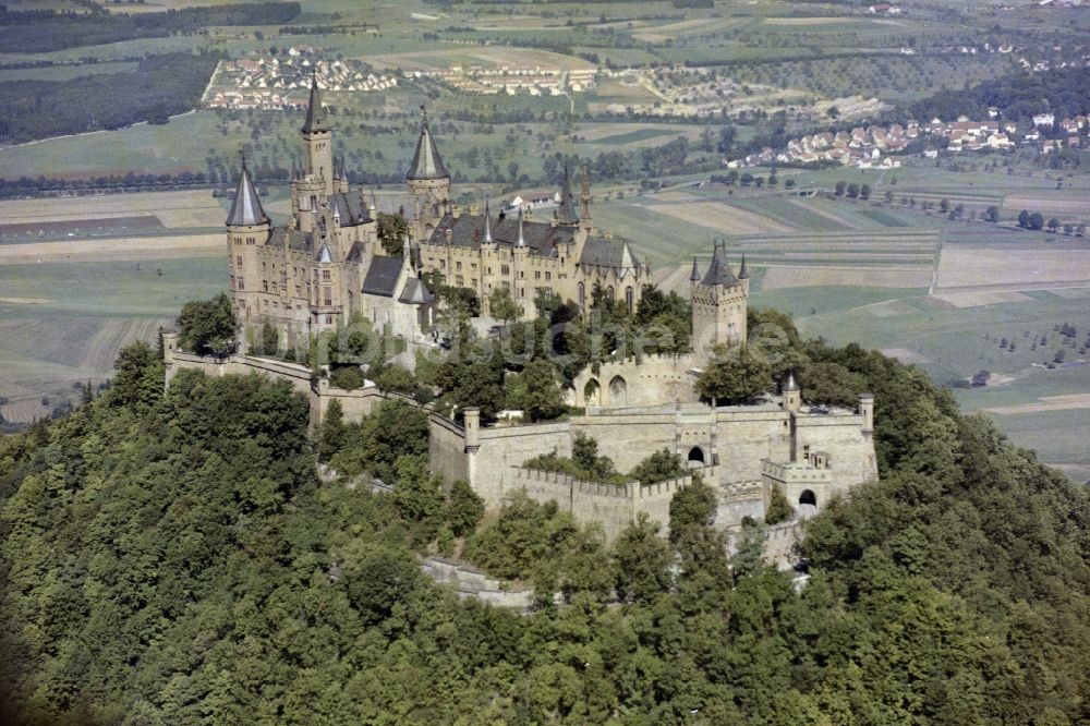 Bisingen aus der Vogelperspektive: Schloss Hohenzollern in Bisingen im Bundesland Baden-Württemberg, Deutschland