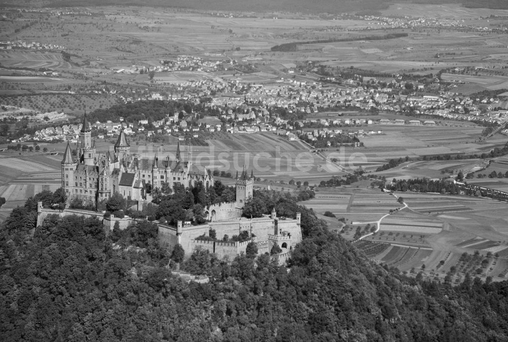 Bisingen aus der Vogelperspektive: Schloss Hohenzollern in Bisingen im Bundesland Baden-Württemberg, Deutschland