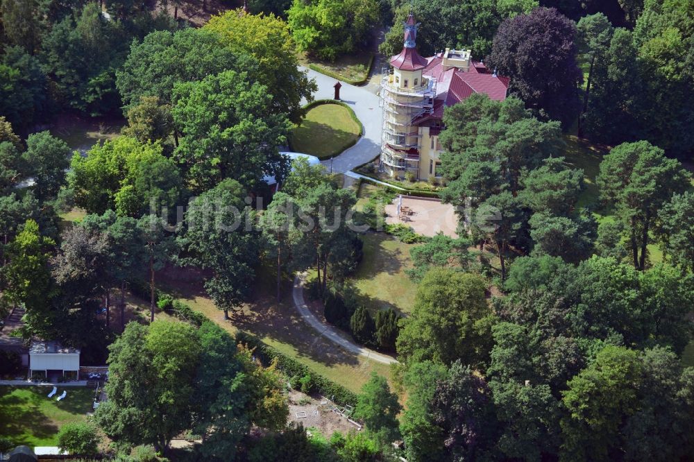 Storkow aus der Vogelperspektive: Schloss Hubertushöhe in Storkow im Bundesland Brandenburg