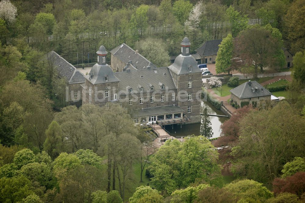 Kettwig / Essen von oben - Schloss Hugenpoet ( Hugenpoot ) im Essener Stadtteil Kettwig