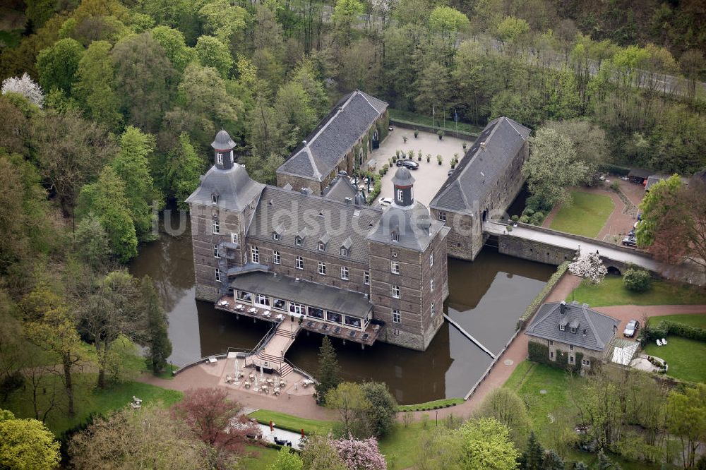 Kettwig / Essen von oben - Schloss Hugenpoet ( Hugenpoot ) im Essener Stadtteil Kettwig