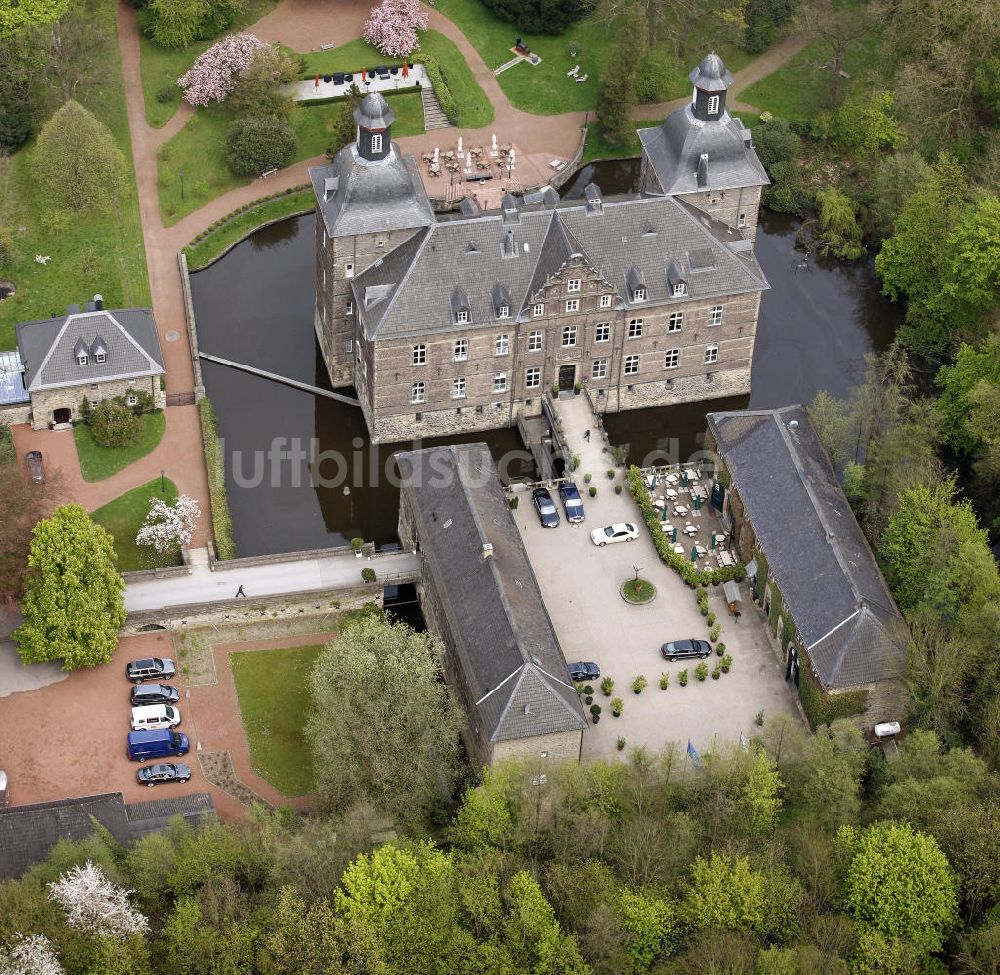 Kettwig / Essen aus der Vogelperspektive: Schloss Hugenpoet ( Hugenpoot ) im Essener Stadtteil Kettwig