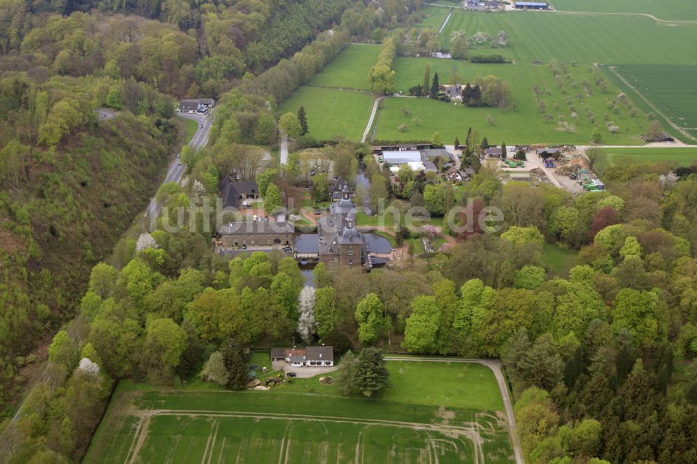 Kettwig / Essen von oben - Schloss Hugenpoet ( Hugenpoot ) im Essener Stadtteil Kettwig