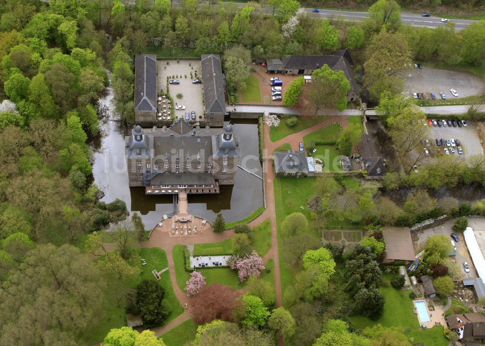 Kettwig / Essen aus der Vogelperspektive: Schloss Hugenpoet ( Hugenpoot ) im Essener Stadtteil Kettwig