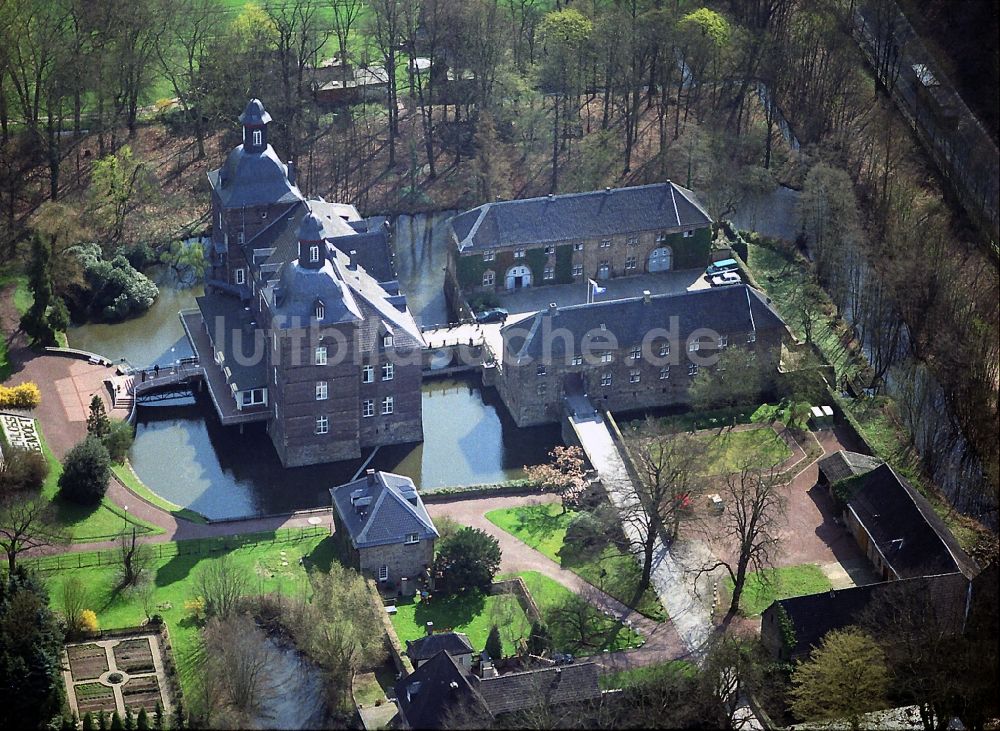 Essen OT Kettwig aus der Vogelperspektive: Schloss Hugenpoet Wasserschloss im Essener Stadtteil Kettwig im Bundesland Nordrhein-Westfalen