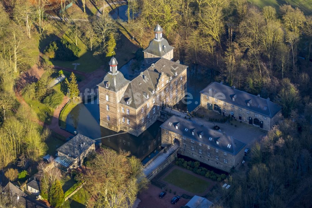 Luftaufnahme Essen - Schloss Hugenpoet Wasserschloss im Essener Stadtteil Kettwig im Bundesland Nordrhein-Westfalen