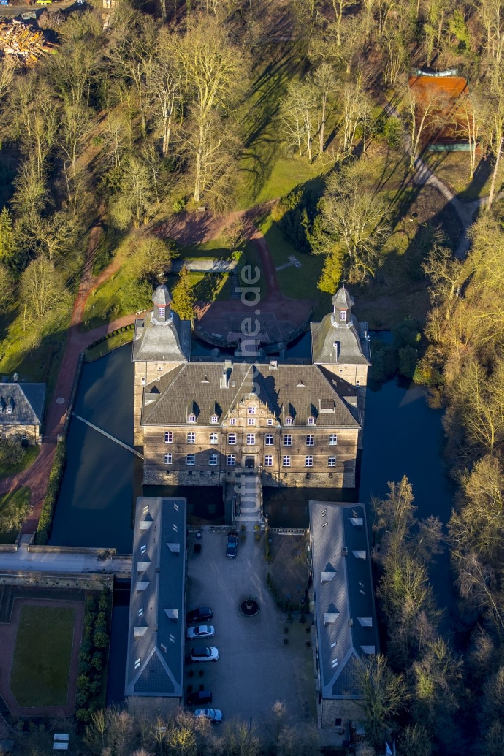 Essen von oben - Schloss Hugenpoet Wasserschloss im Essener Stadtteil Kettwig im Bundesland Nordrhein-Westfalen